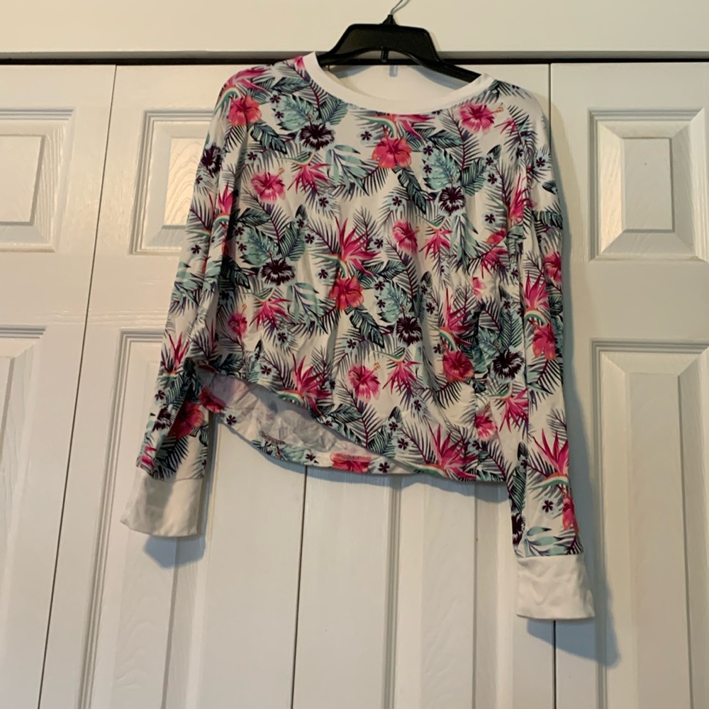 Women’s cropped sweatshirt.